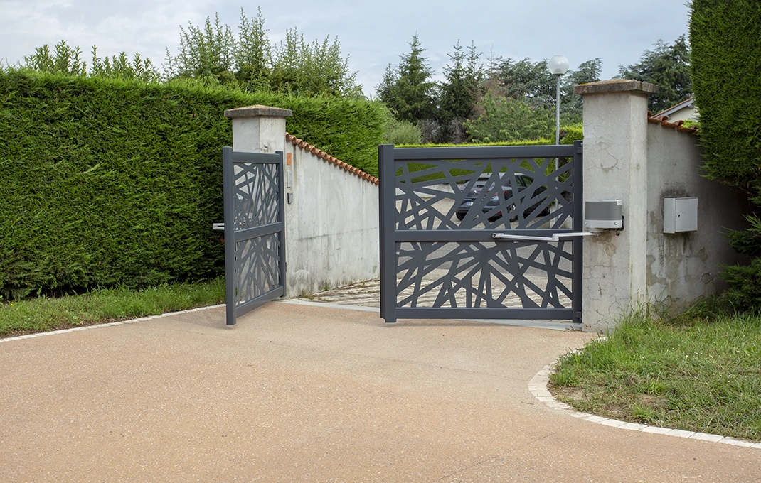 Préfalu Maurienne portail battant aluminium ajouré droit