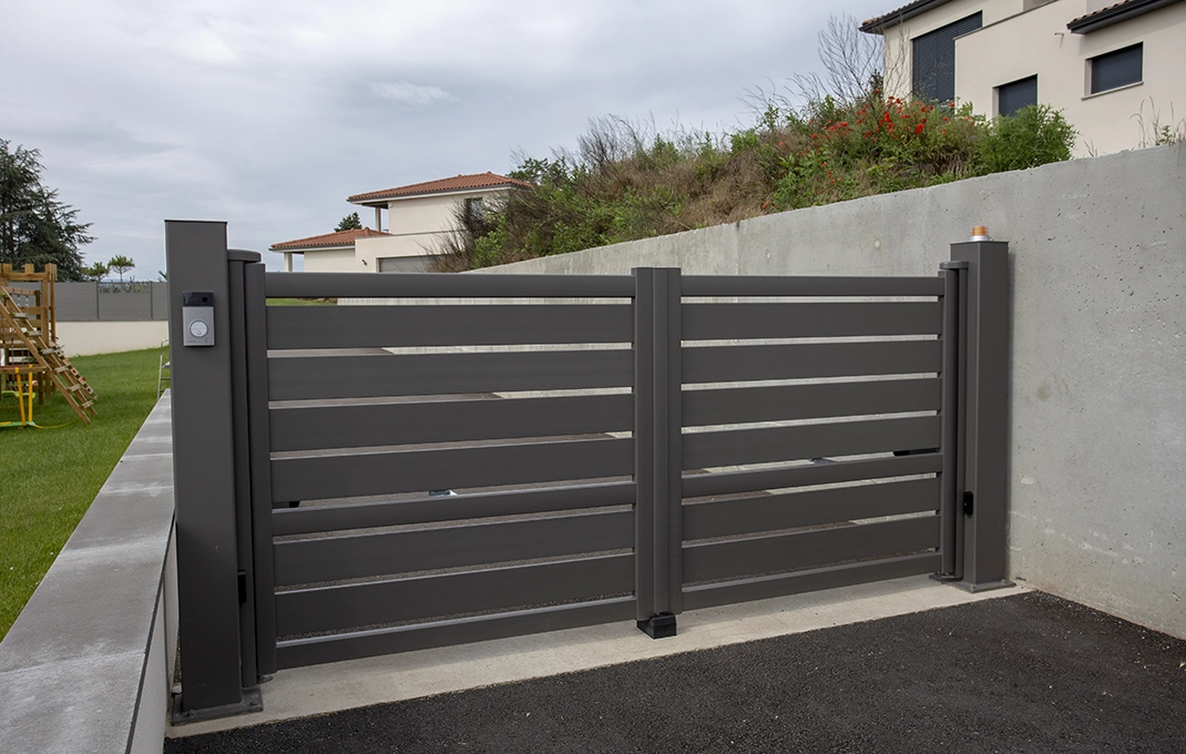 Préfalu BESSAT portail battant aluminium lames ajourées
